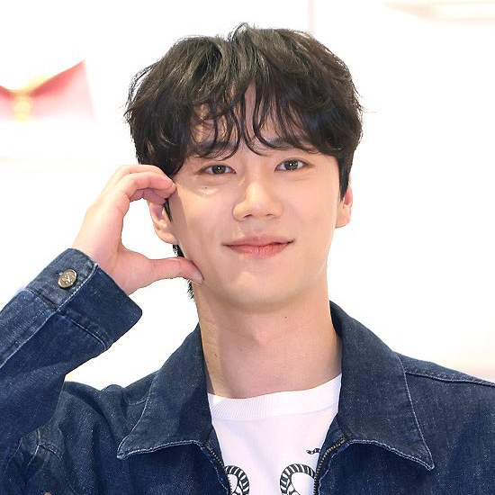 Behind-the-scenes cut of Lee Junyoung