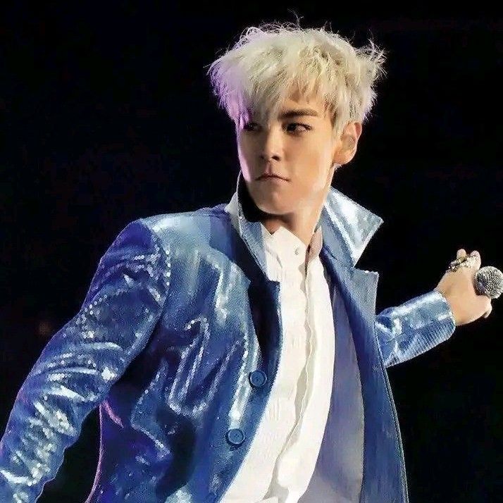 A moment captured by T.O.P's fan