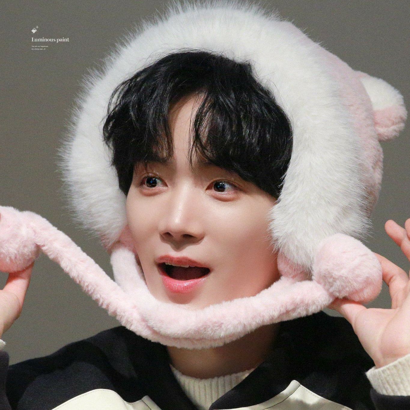 A moment captured by Kim Jonghyeon's fan