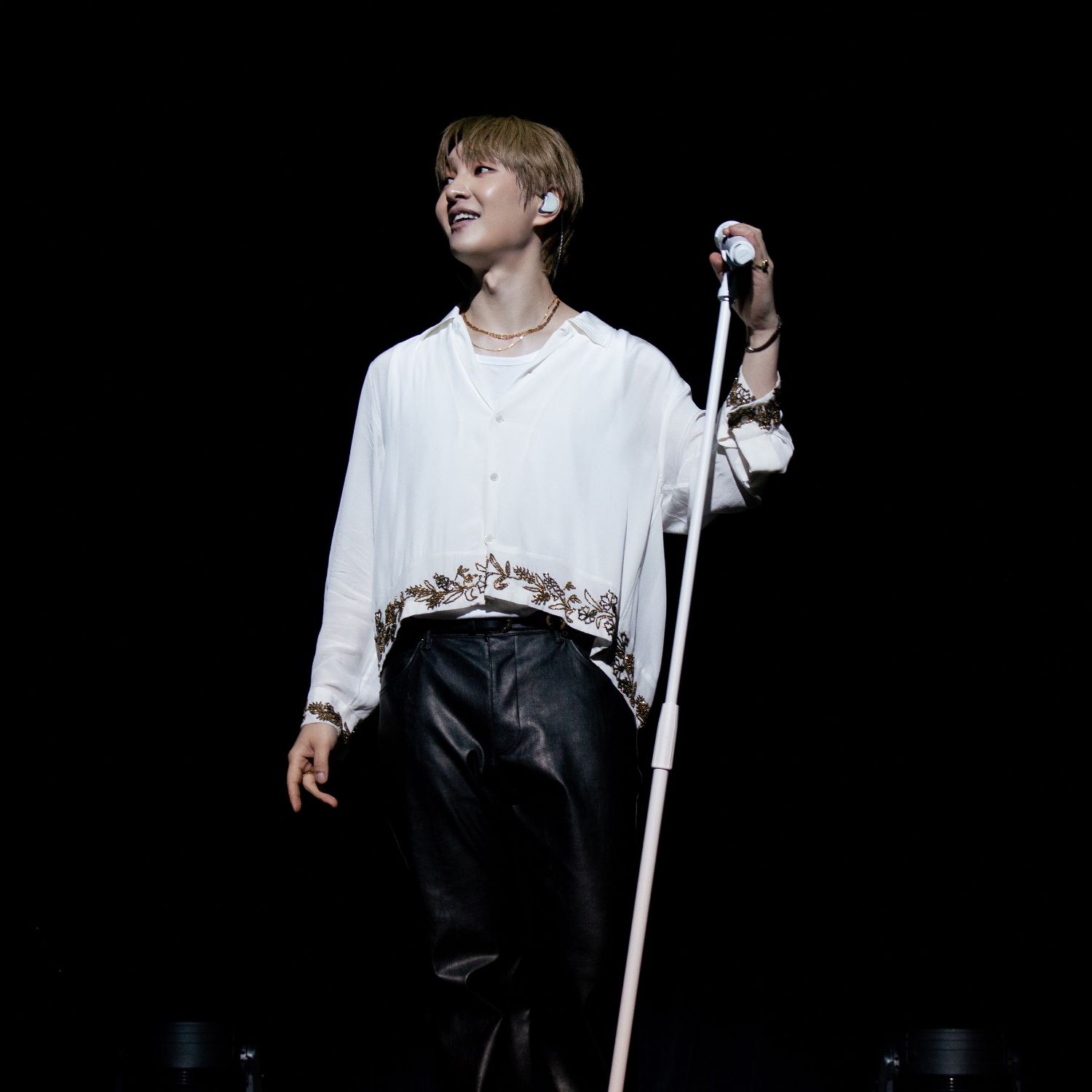 A moment captured by Onew (SHINee)'s fan