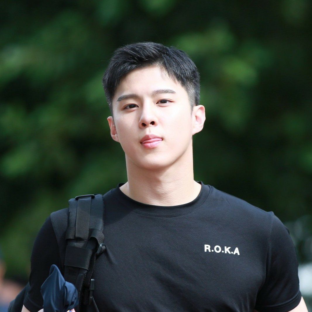 Behind-the-scenes cut of Kim Wooseok