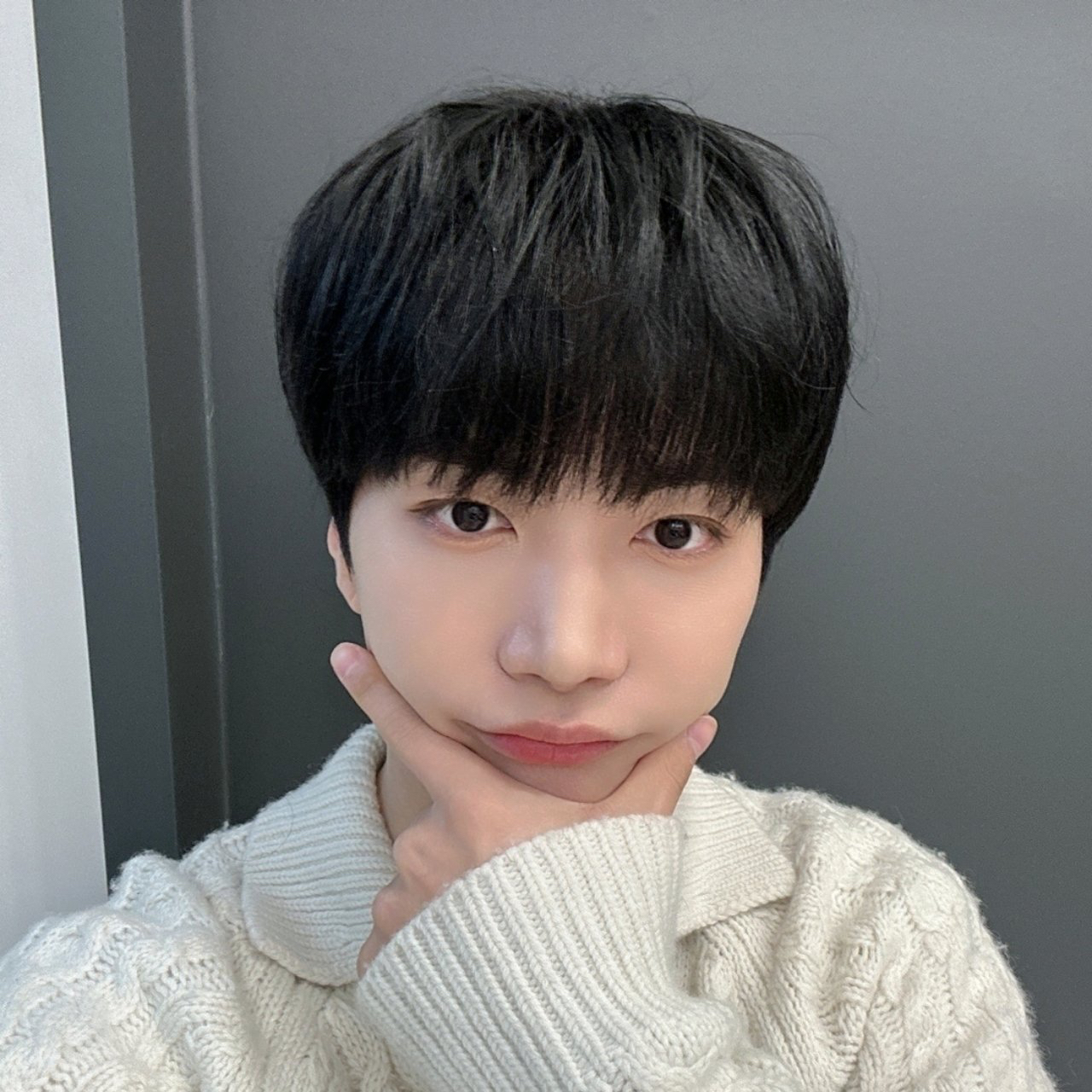 Behind-the-scenes cut of Kim Jonghyeon