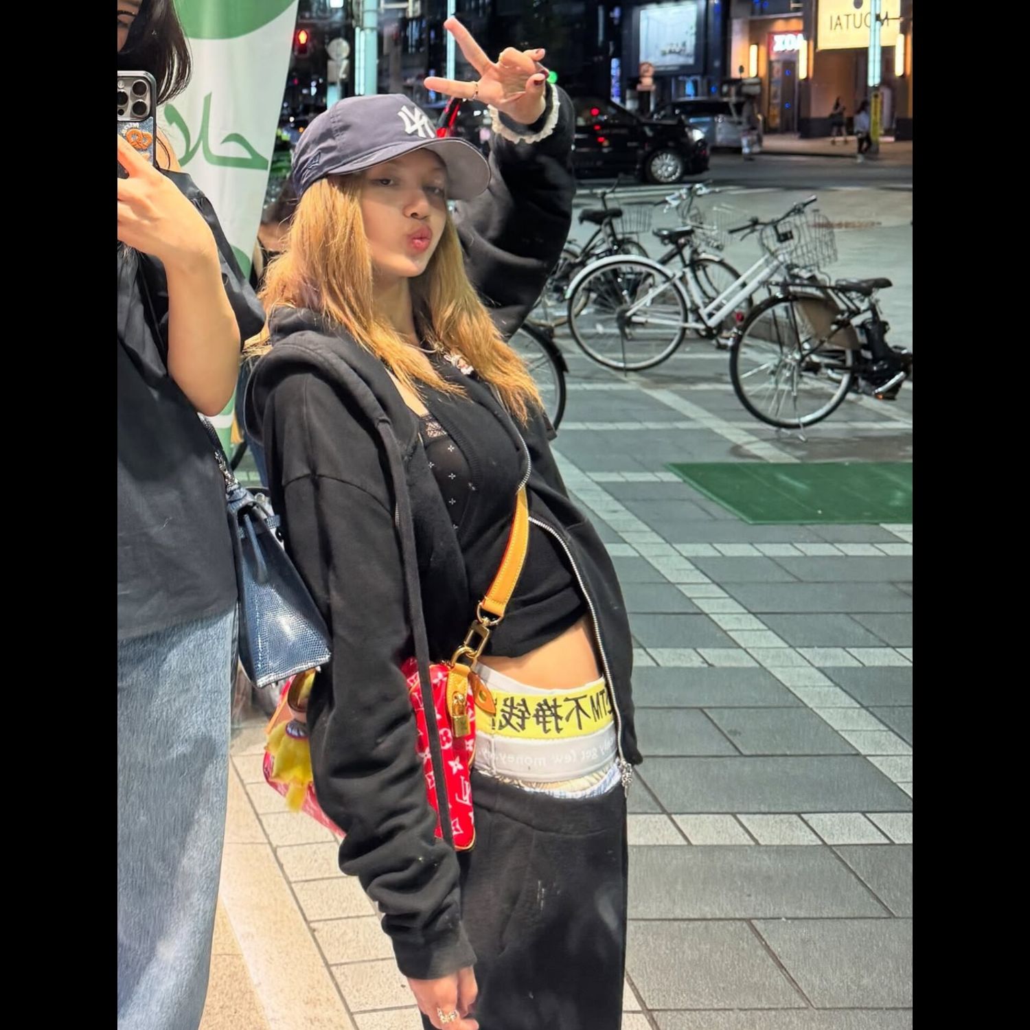 Momen yang diabadikan oleh penggemar Lisa (BLACKPINK)