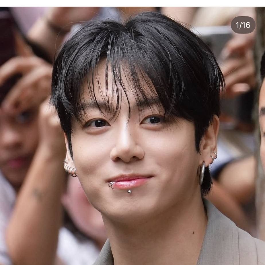 Foto aktivitas terbaru Jungkook (BTS)