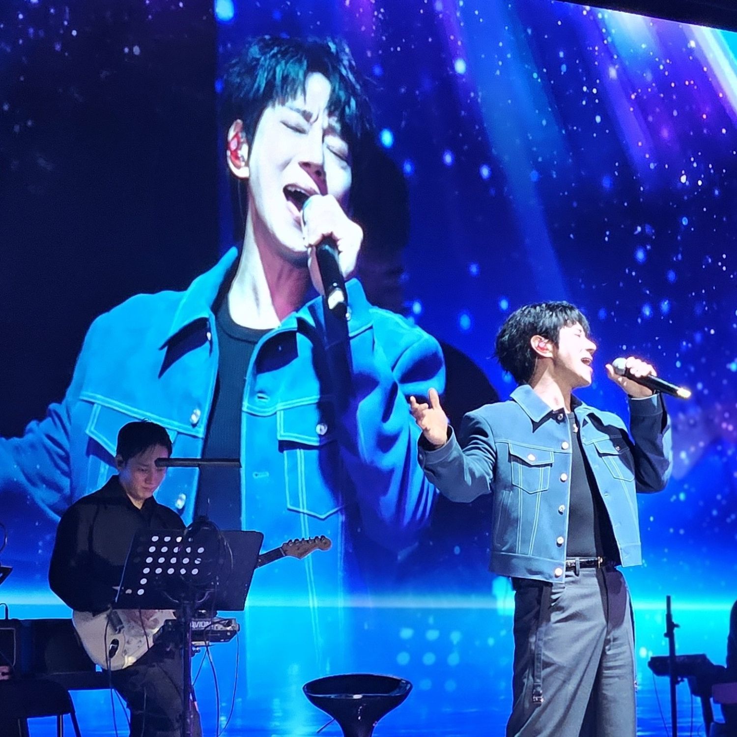 A moment captured by Hwang Chiyeol's fan