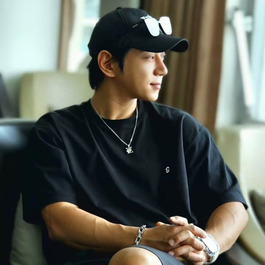 Recent activity shot of Hwang Chiyeol
