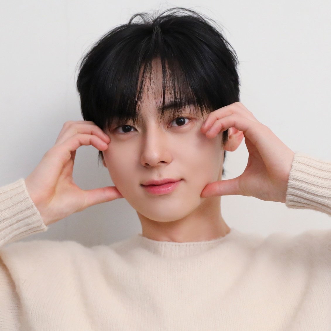 황민현의 비하인드 컷