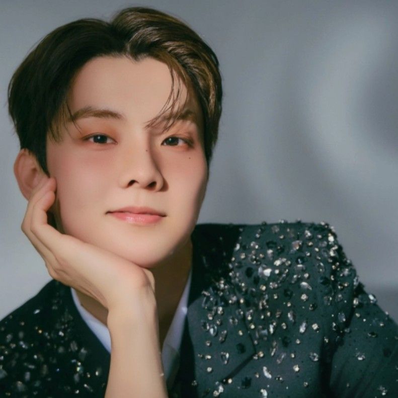 A moment captured by Q (THE BOYZ)'s fan