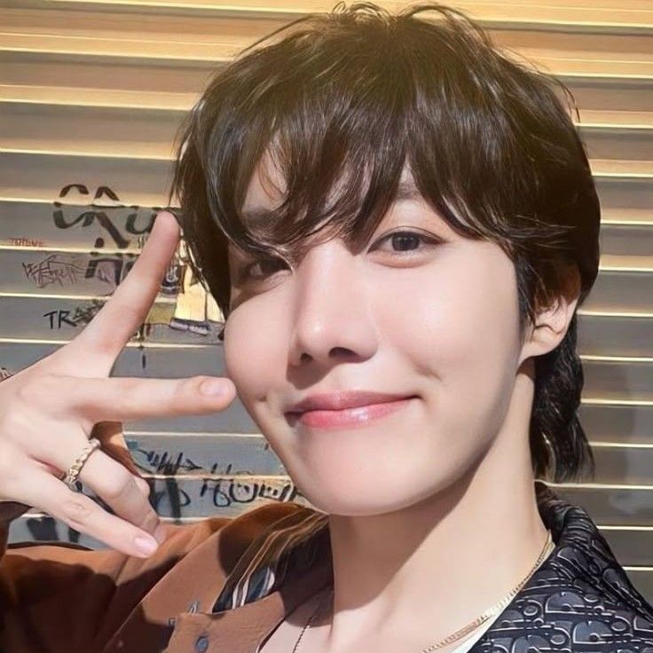 Foto terbaru j-hope (BTS)