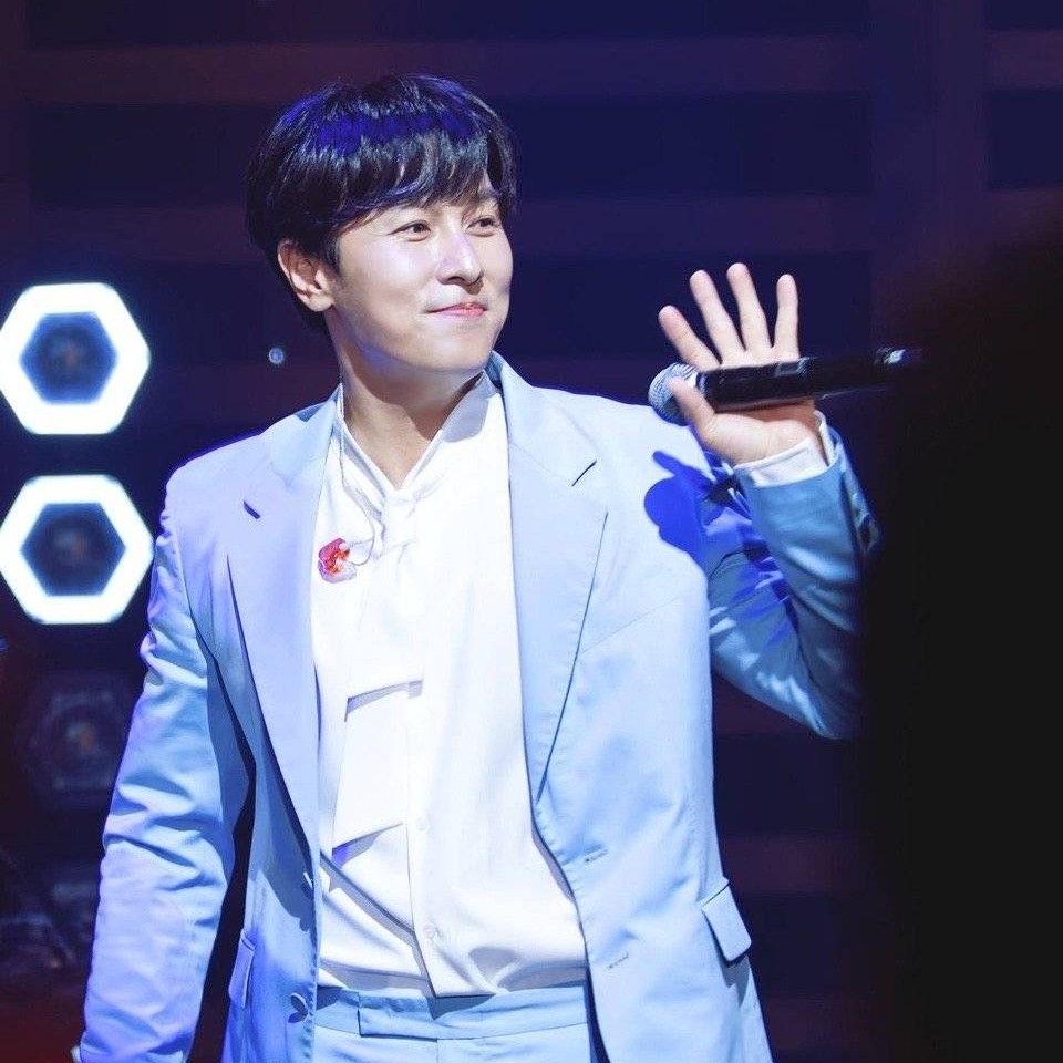 A moment captured by Kim Dongwan (SHINHWA)'s fan