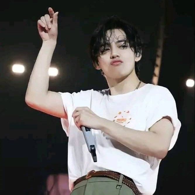 뷔 (방탄소년단)의 최신 사진