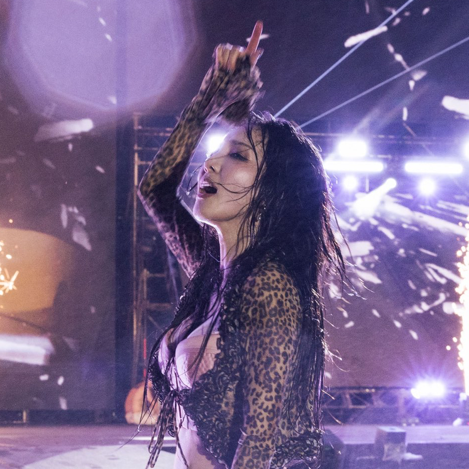Behind-the-scenes cut of Sandara Park (2NE1)