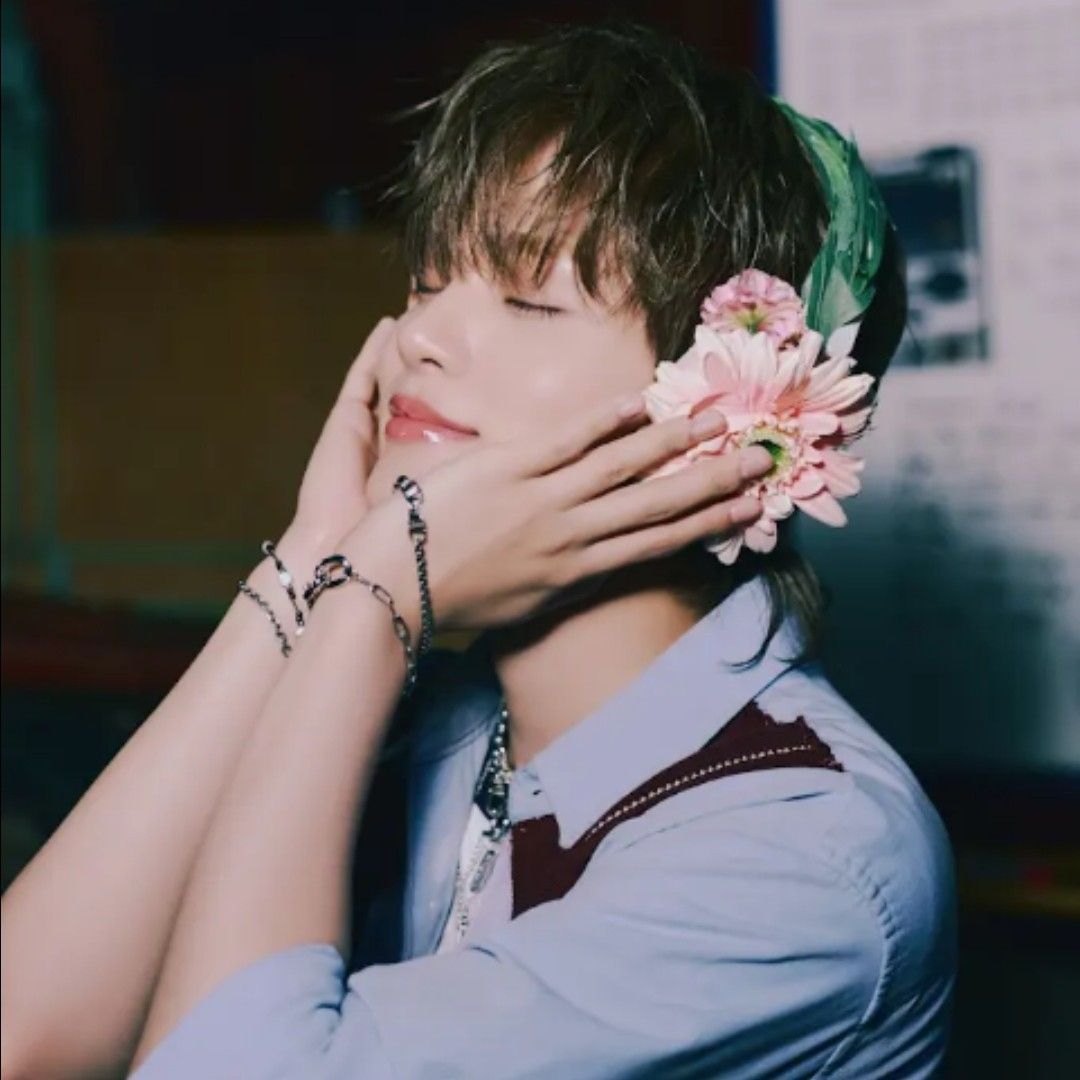 A moment captured by Lee Daehwi (AB6IX)'s fan