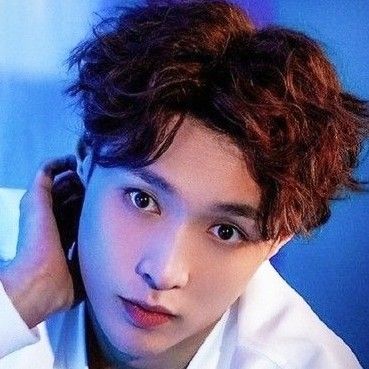 Behind-the-scenes cut of Lay (EXO)