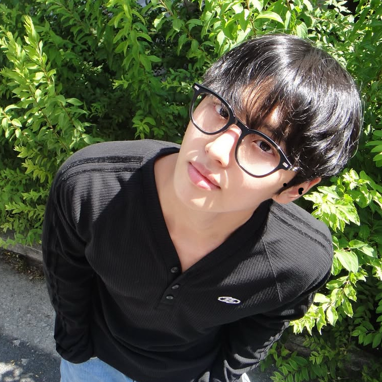 A moment captured by Hongseok (PENTAGON)'s fan