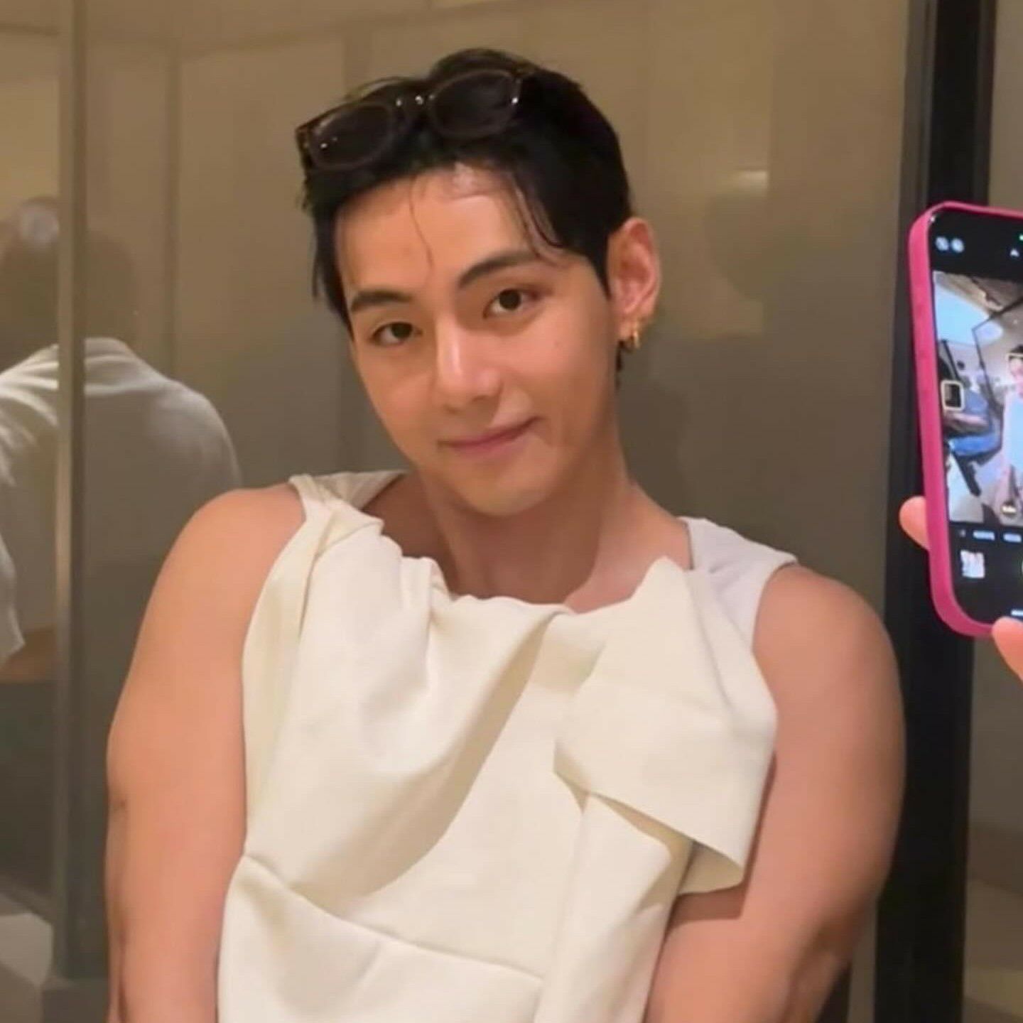 Behind-the-scenes cut of V (BTS)