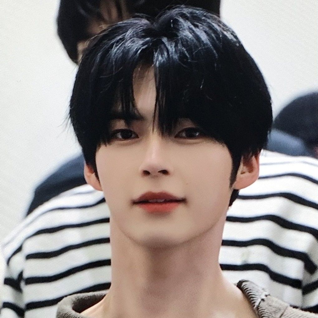 Behind-the-scenes cut of Sung Hanbin (ZEROBASEONE)