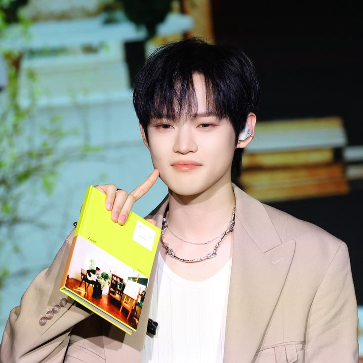 Behind-the-scenes cut of Chenle (NCT DREAM)