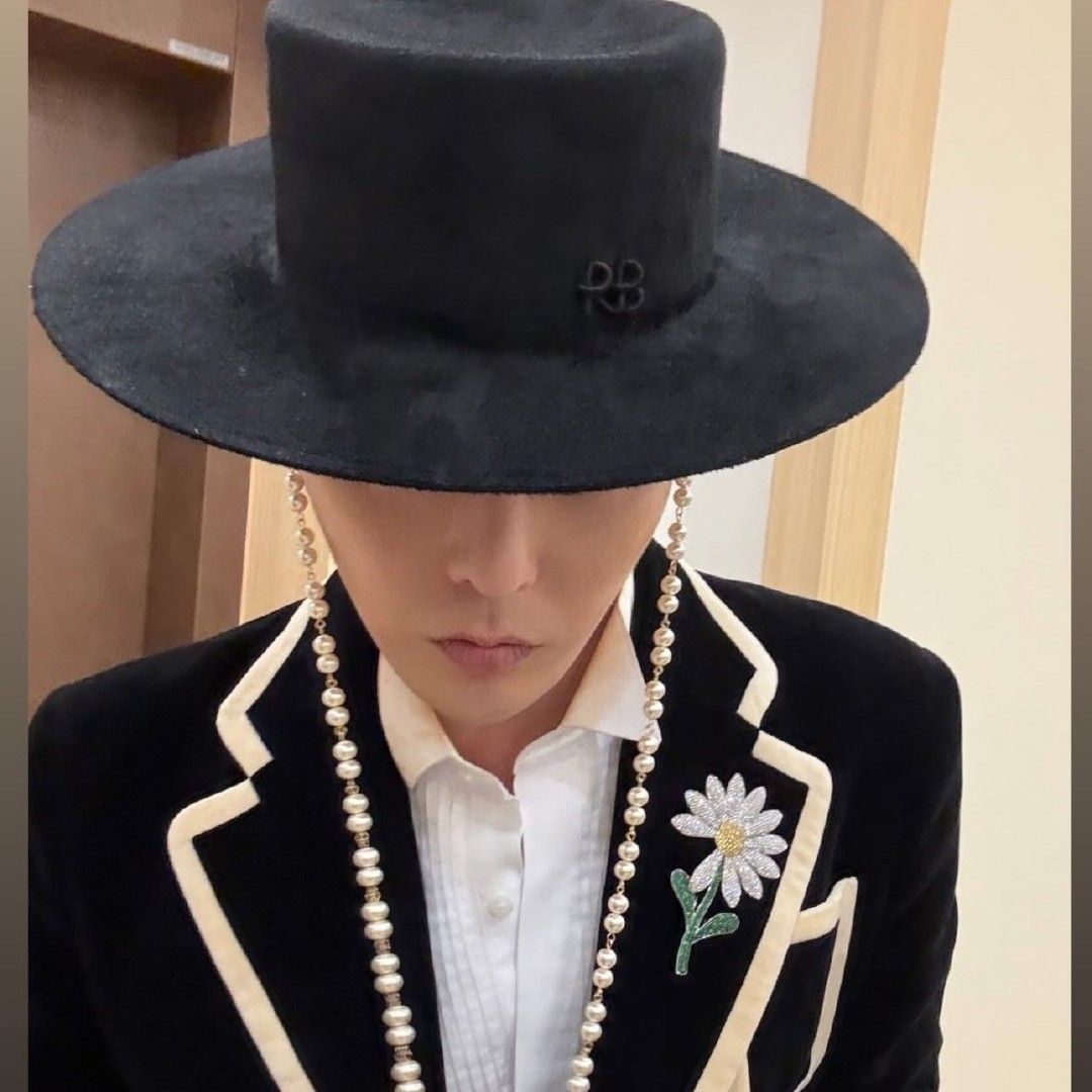 Foto aktivitas terbaru G-DRAGON (BIGBANG)