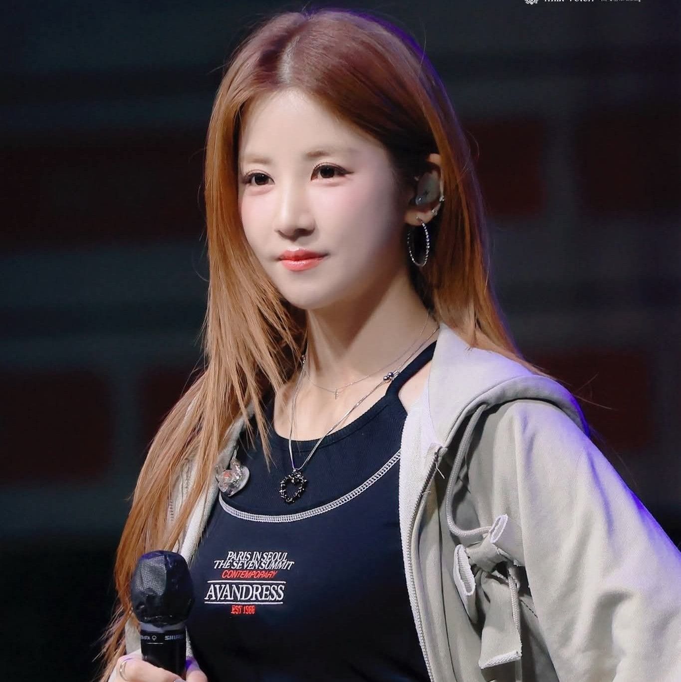 Behind-the-scenes cut of Park Chorong (Apink)