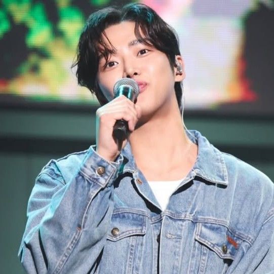 Behind-the-scenes cut of Rowoon