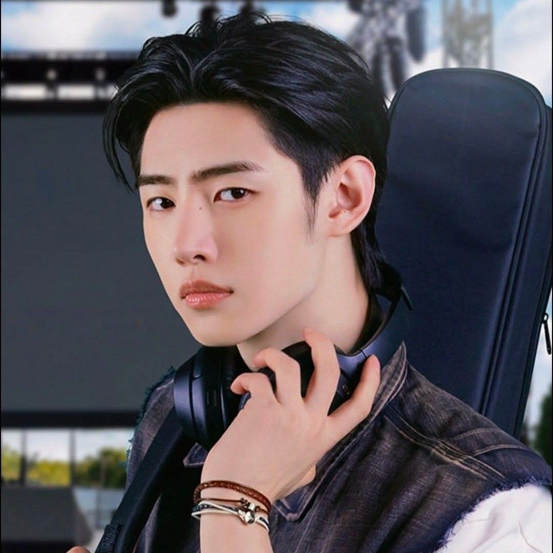 Recent activity shot of Sunghoon (ENHYPEN)