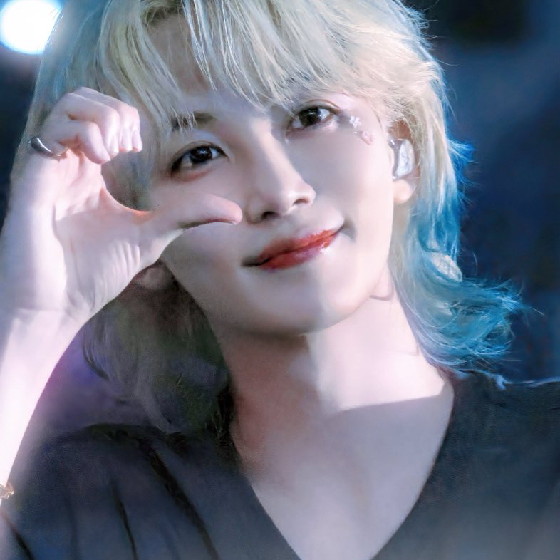 A moment captured by Jeonghan (SEVENTEEN)'s fan