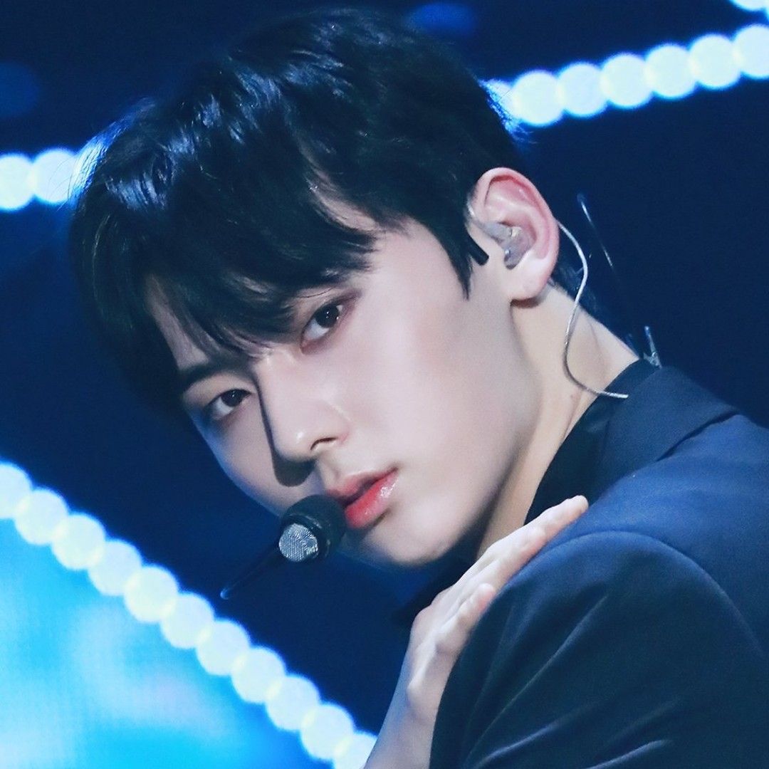 A moment captured by Hwang Minhyun's fan