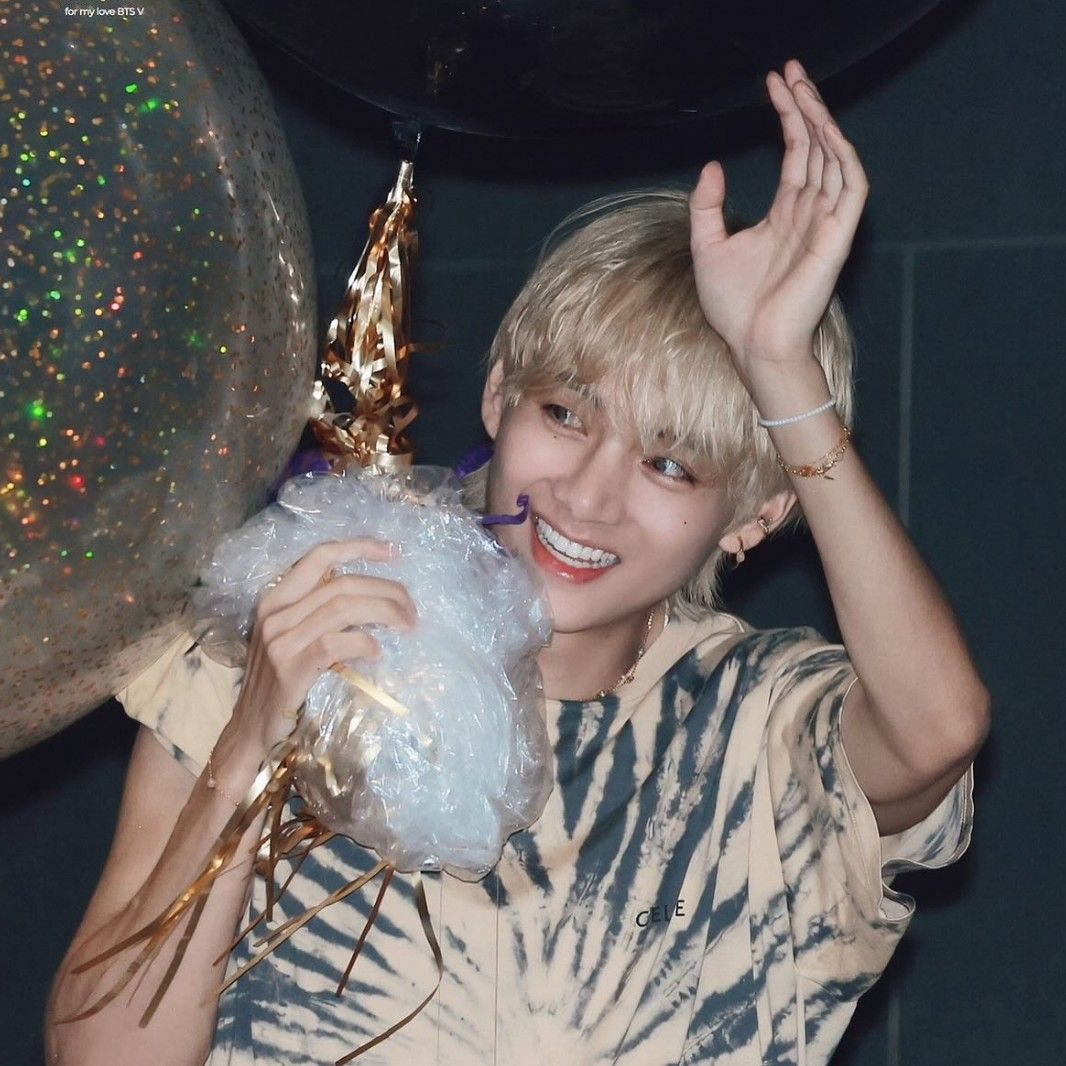 Behind-the-scenes cut of V (BTS)