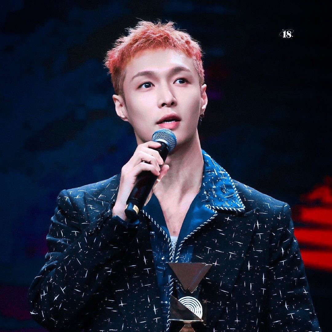 Behind-the-scenes cut of Lay (EXO)