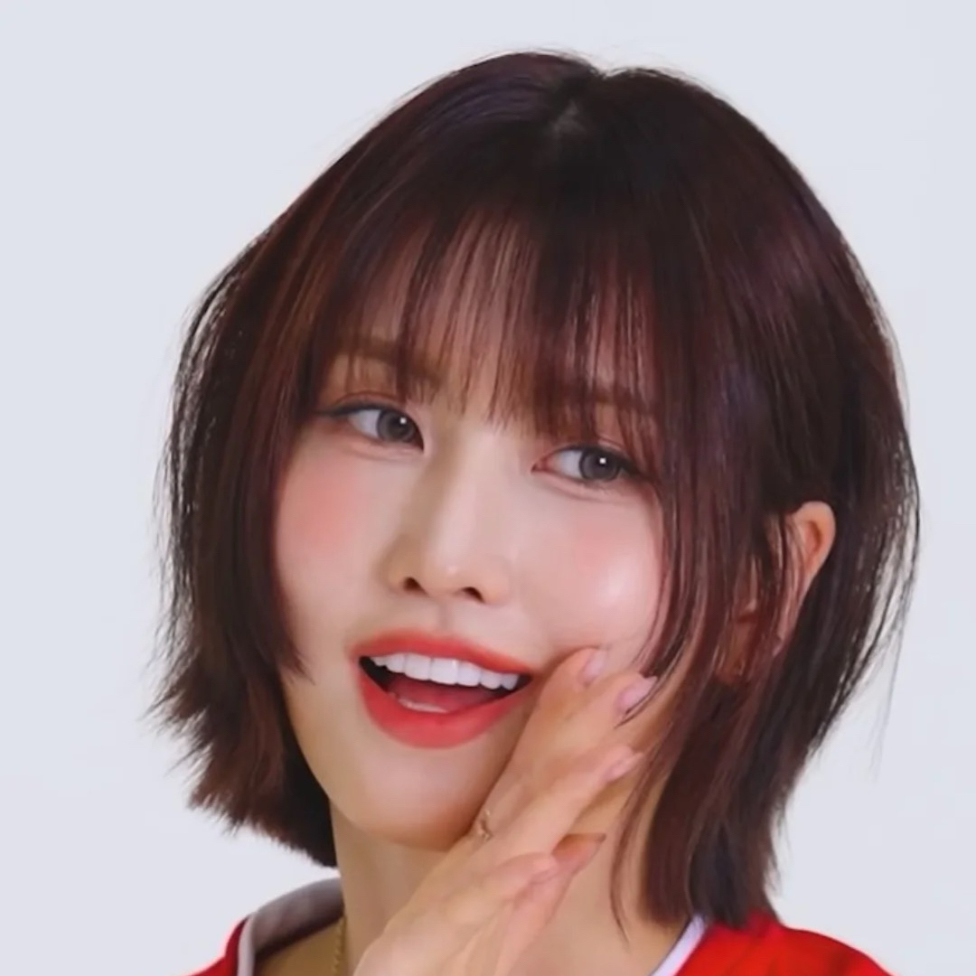 Foto aktivitas terbaru Momo (TWICE)