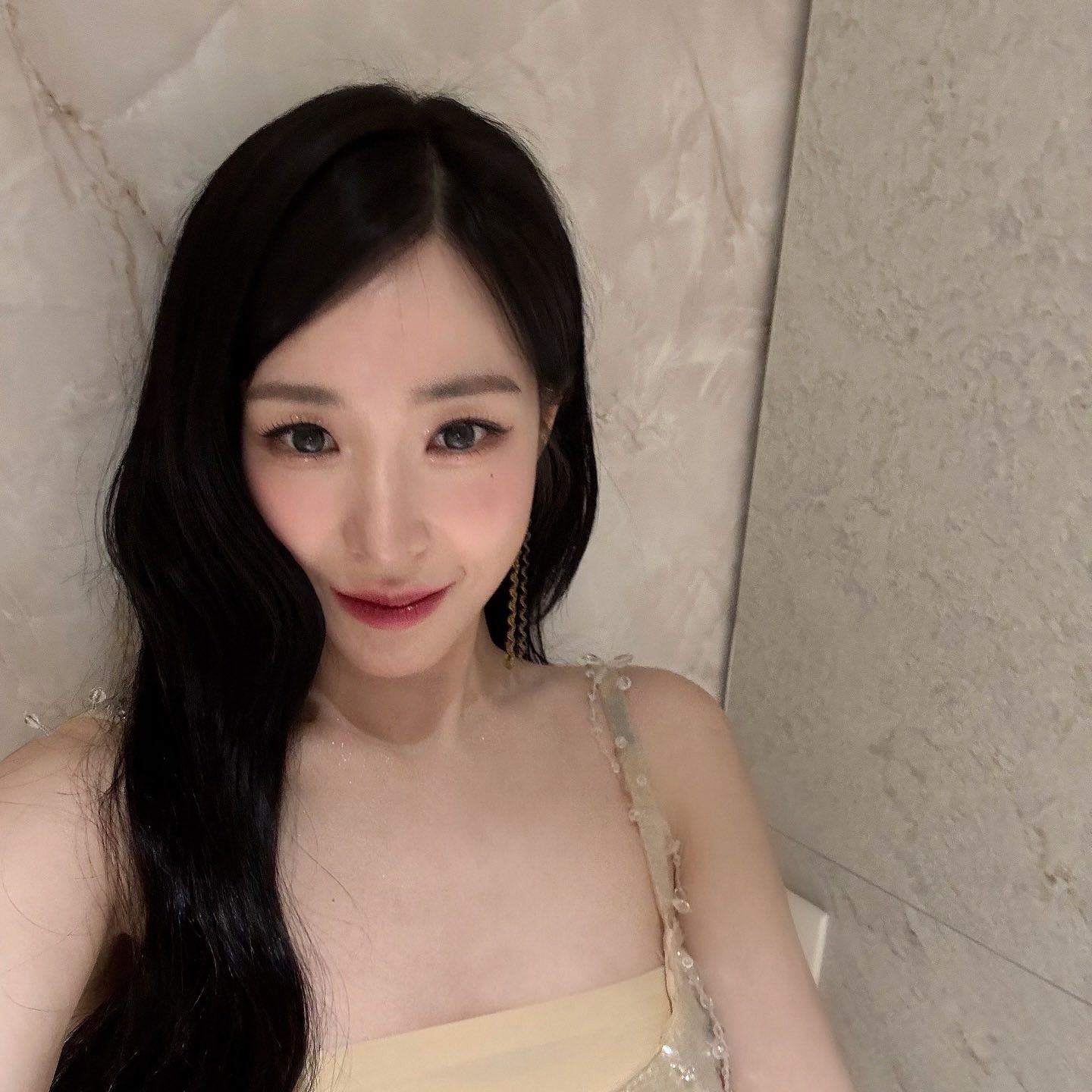 Behind-the-scenes cut of Tiffany Young (Girls' Generation)