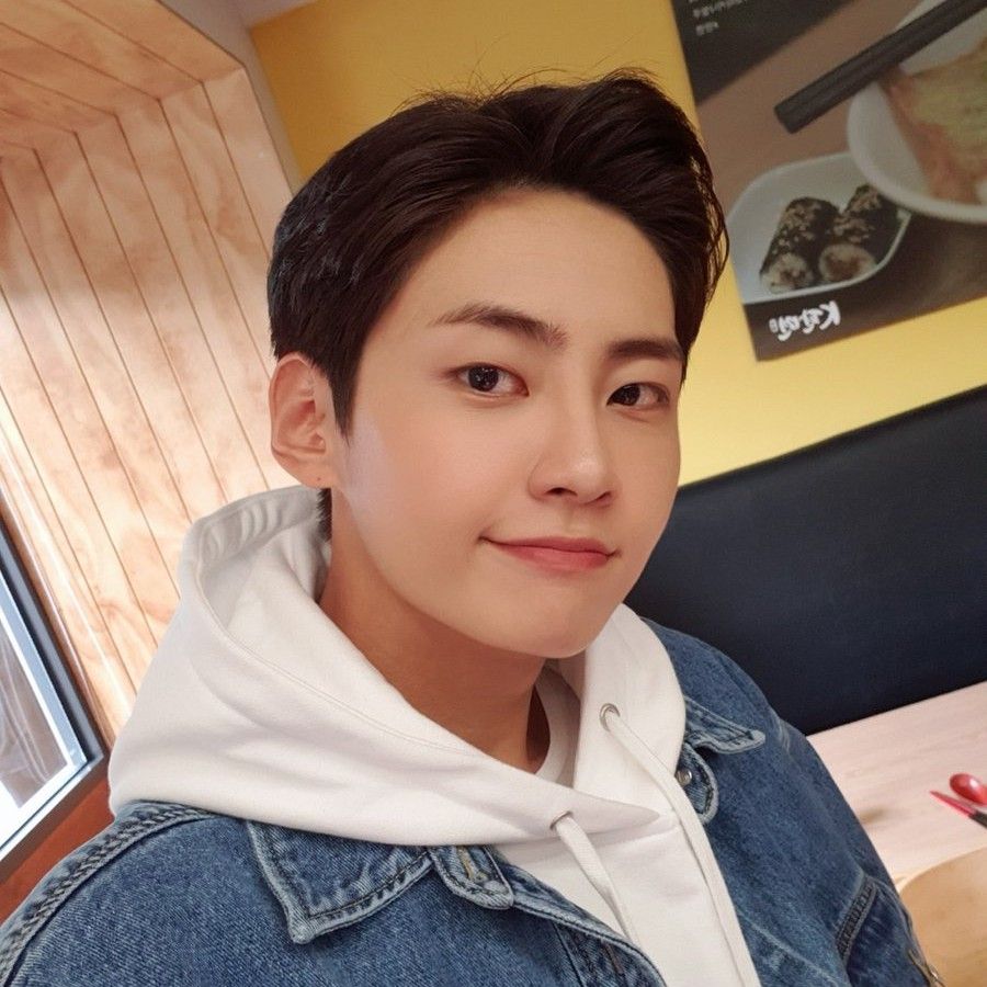 A moment captured by Lee Jinhyuk's fan