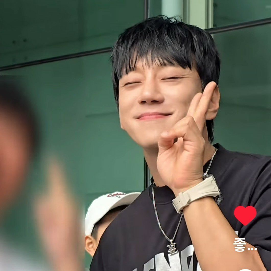 Latest photo of Hwang Chiyeol