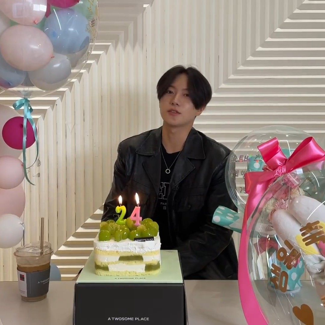 Behind-the-scenes cut of Siwoo (JUST B)