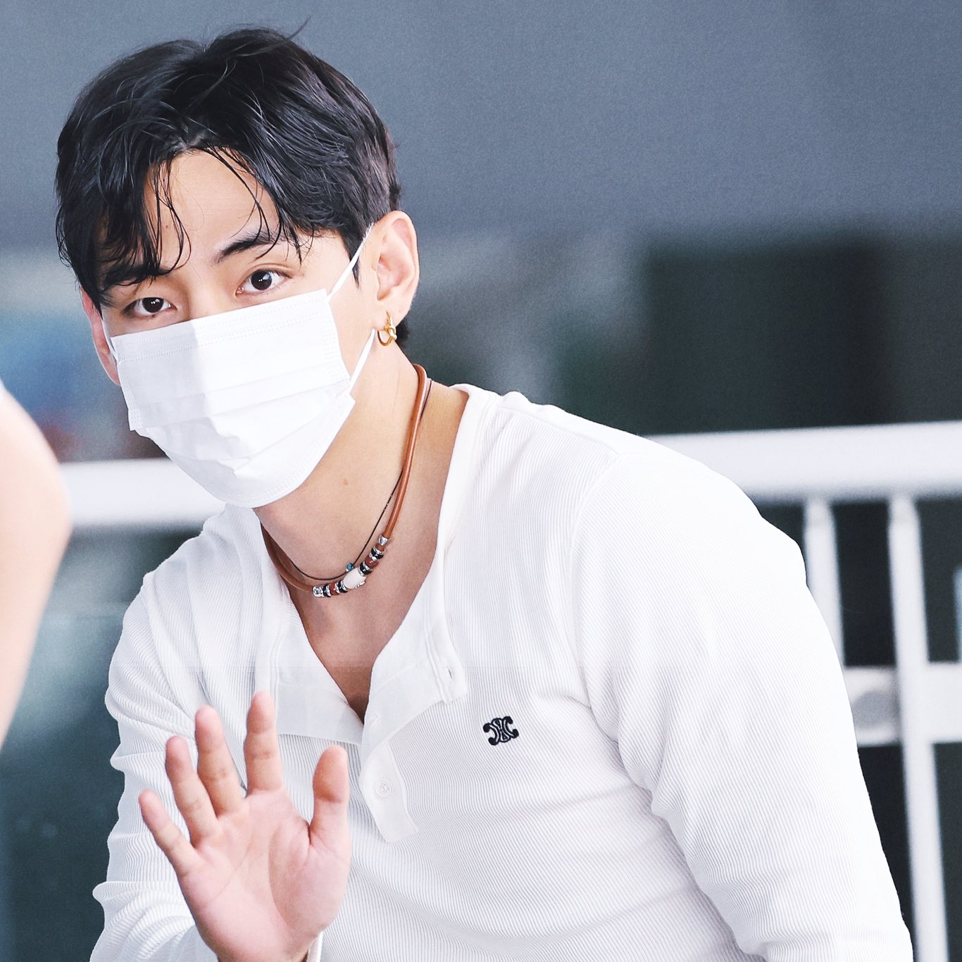 Behind-the-scenes cut of V (BTS)
