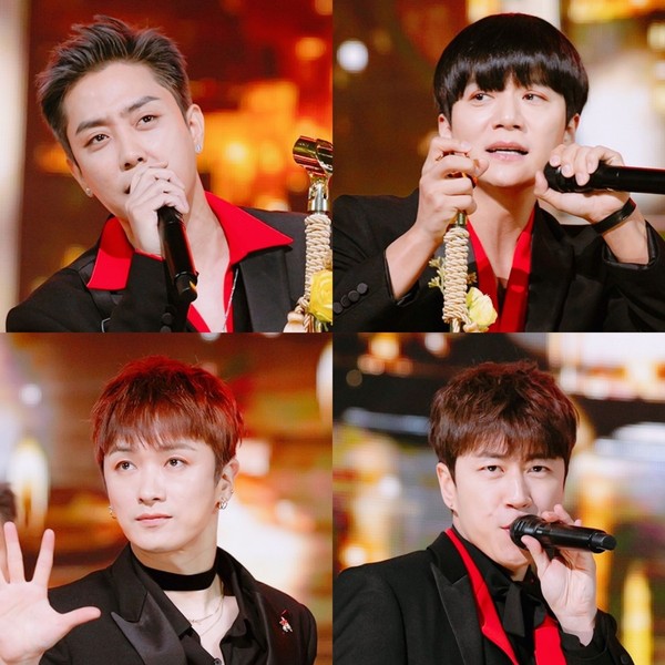 Signature photo of SECHSKIES capturing their charm
