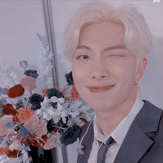 Momen yang diabadikan oleh penggemar RM (BTS)