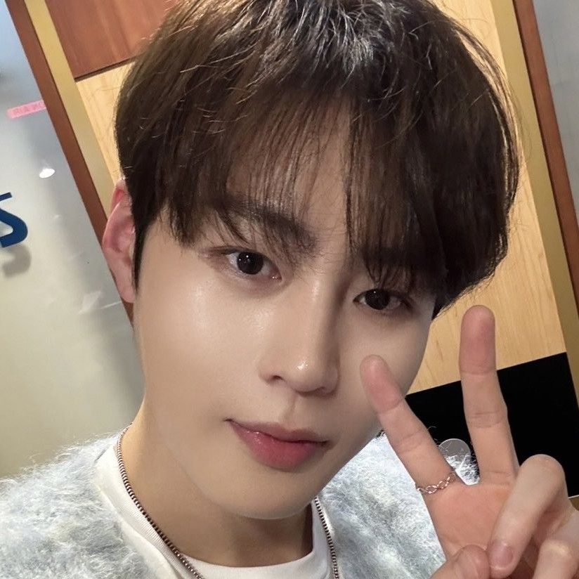 A moment captured by Ha Sungwoon's fan