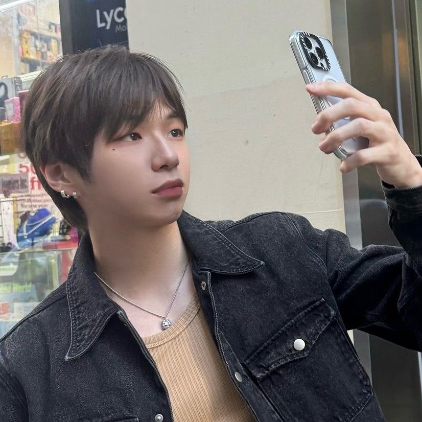 Behind-the-scenes cut of Kang Daniel