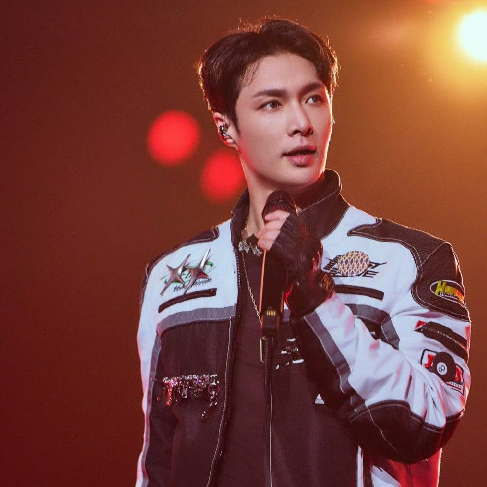 Recent activity shot of Lay (EXO)
