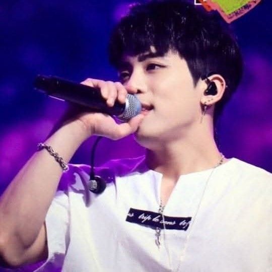 A moment captured by Jonghyun (SHINee)'s fan