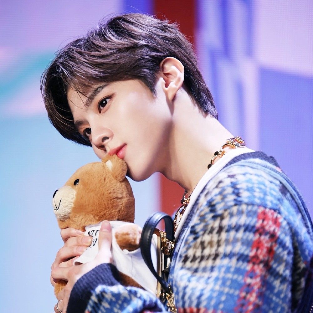 Behind-the-scenes cut of Kim Wooseok