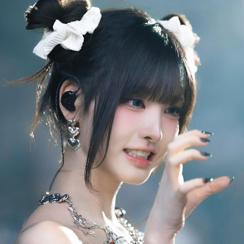 A moment captured by LIZ (IVE)'s fan