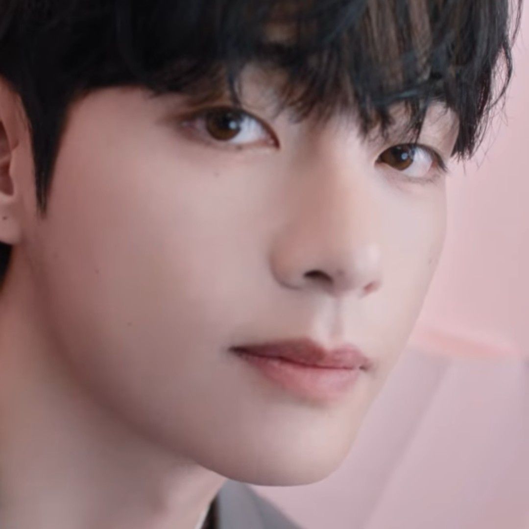 뷔 (방탄소년단)의 최신 사진