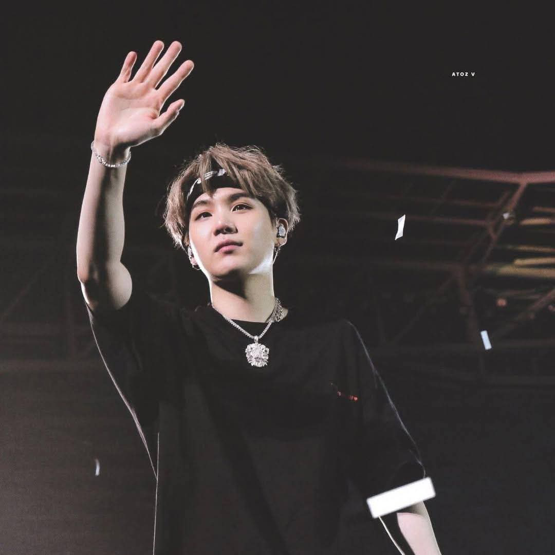 Foto aktivitas terbaru SUGA (BTS)