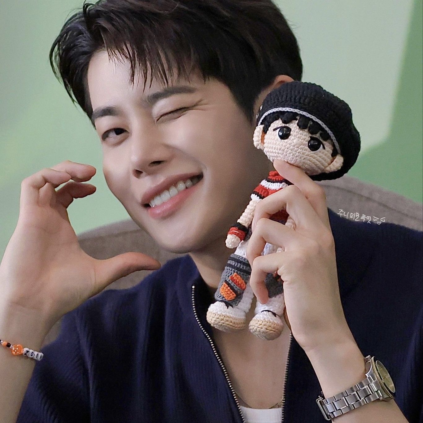 A moment captured by MJ (ASTRO)'s fan