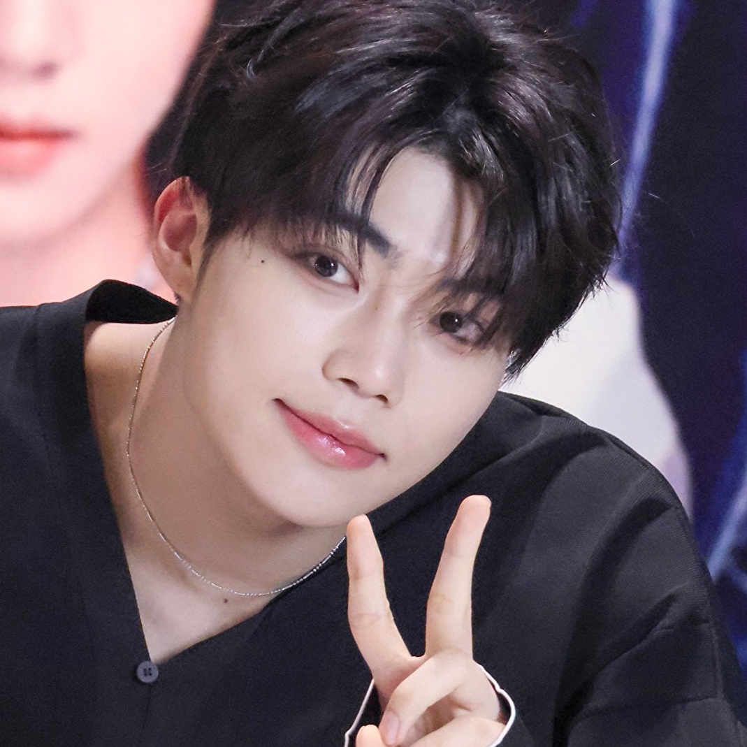 Foto aktivitas terbaru Park Gunwook (ZEROBASEONE)