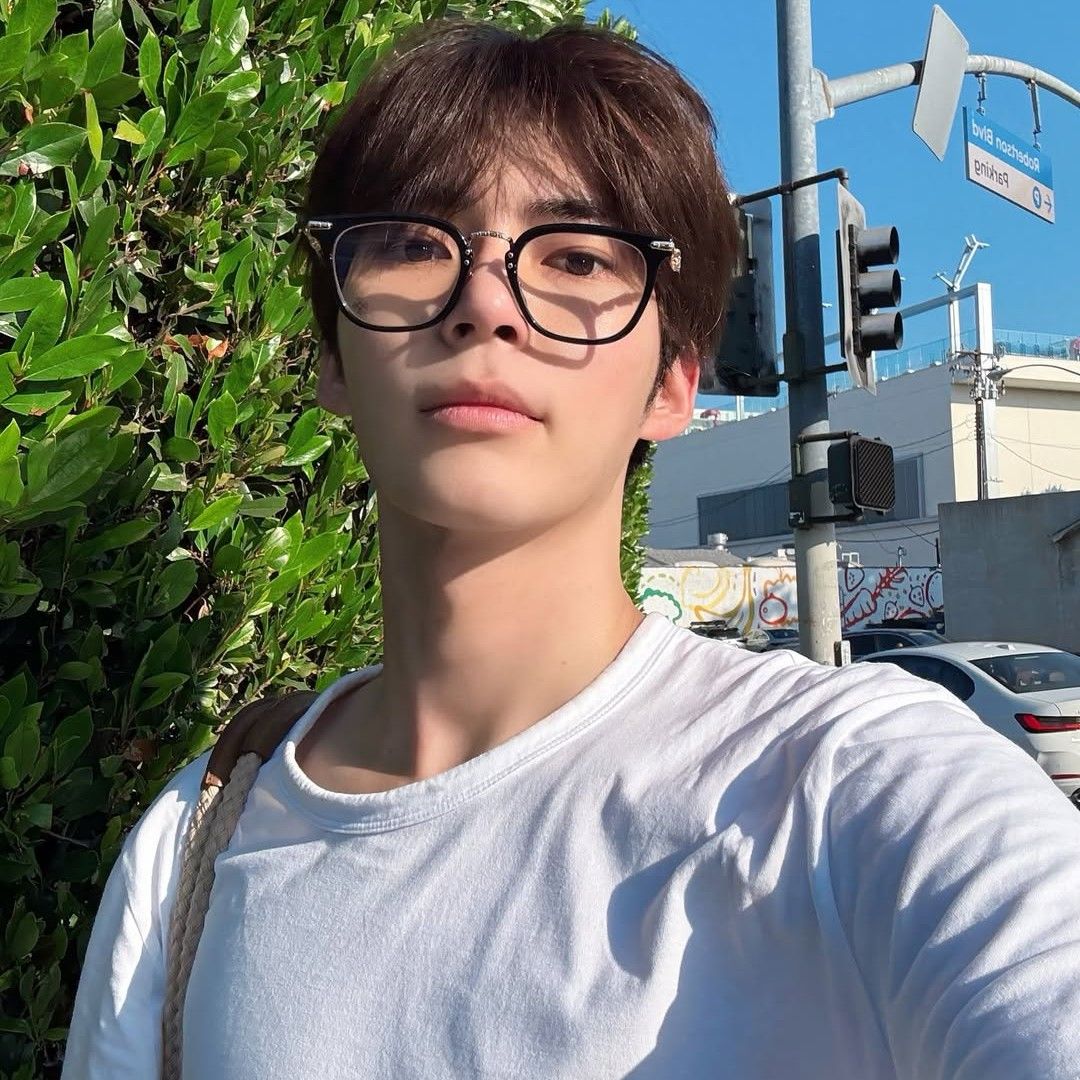 Latest photo of Sung Hanbin (ZEROBASEONE)