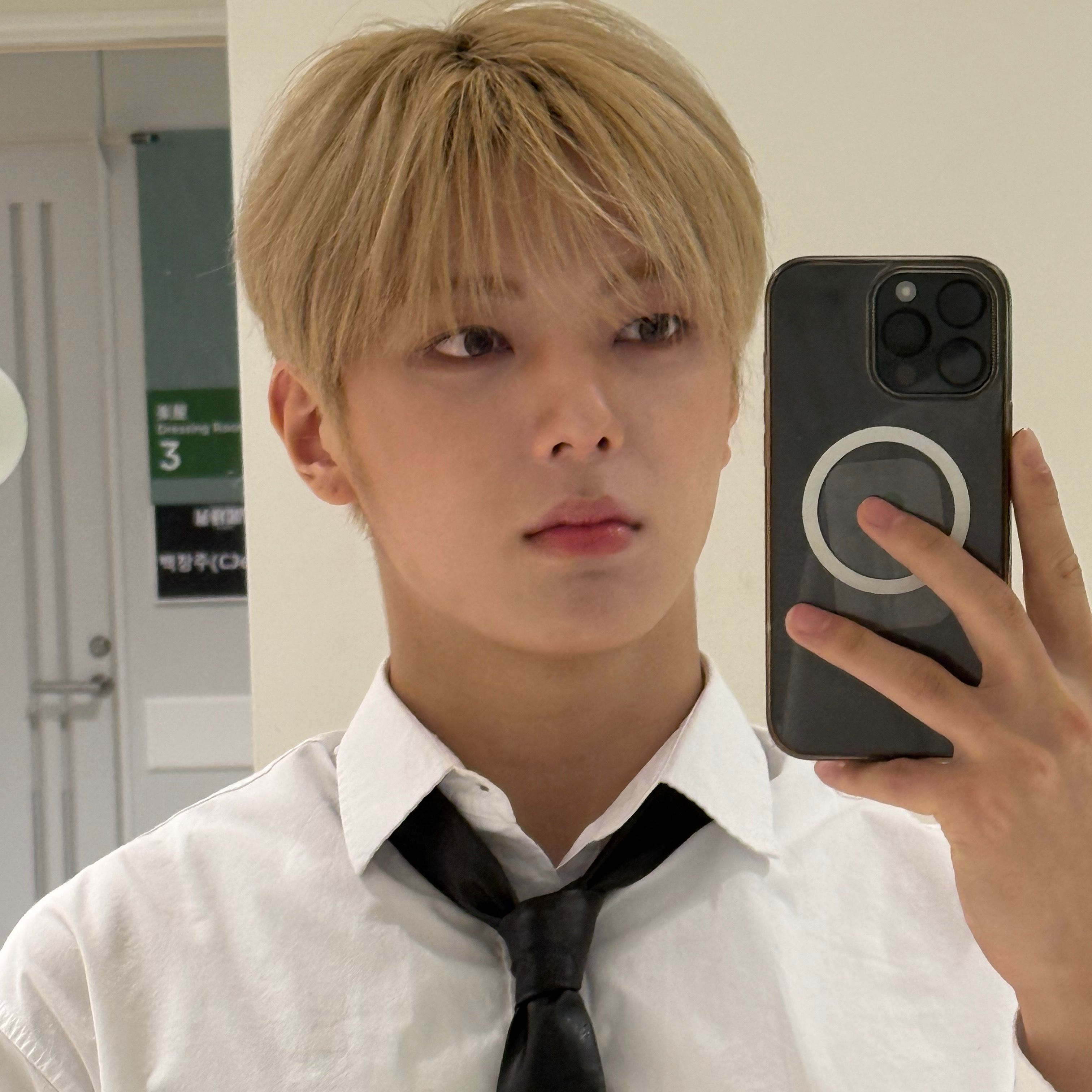 Behind-the-scenes cut of LEEJEONG (WHIB)